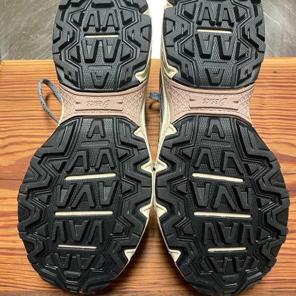 NWT Never worn Asics sneakers - Picture 3 of 4